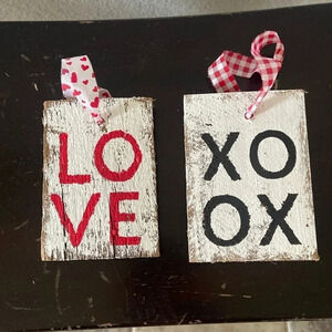 Pair of distressed wood ornaments wall hanging Valentine’s Love XOXO